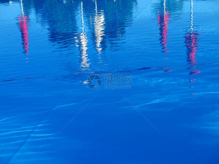 水池水中反映的伞状图片