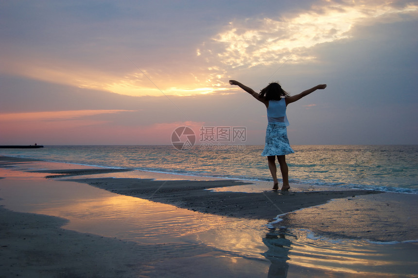 清晨在海边的一个女人成人海岸女孩们天空海滩福利海浪太阳日落假期图片