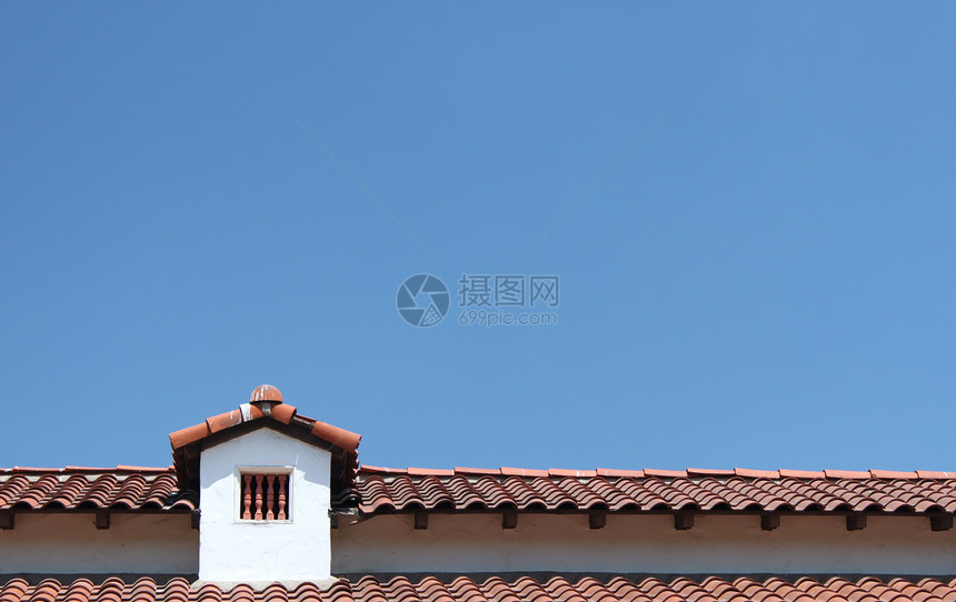 屋顶天窗建筑学阴影阁楼红色住宅白色天空建筑瓷砖图片