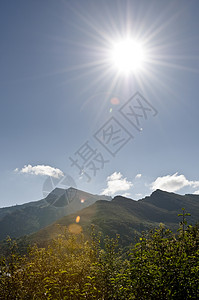 法属山顶的严太阳背景图片