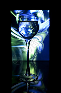 玻璃杯 摘要液体窗户白色反射蓝色黑色背景图片