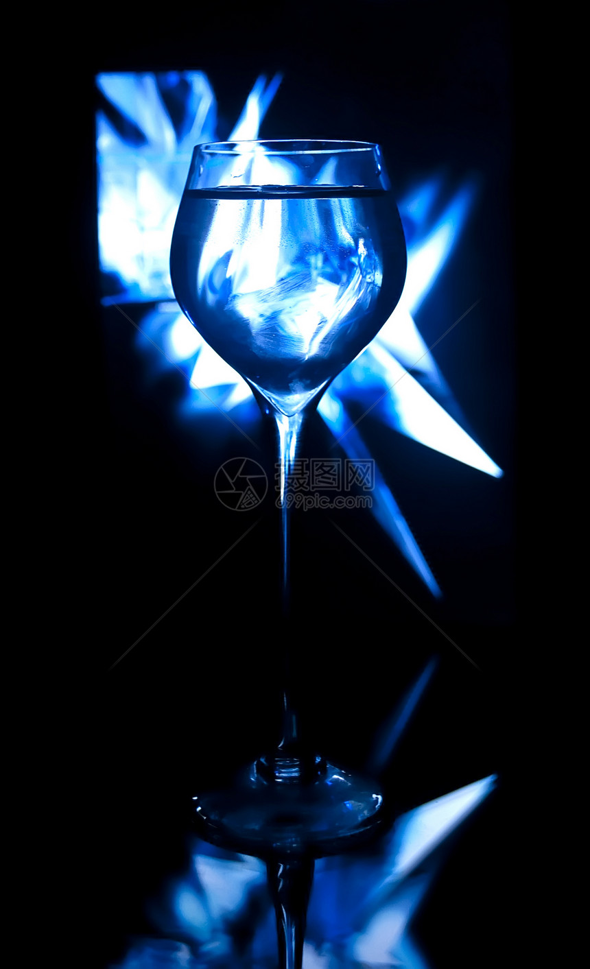 玻璃杯 摘要黑色液体反射窗户蓝色白色图片