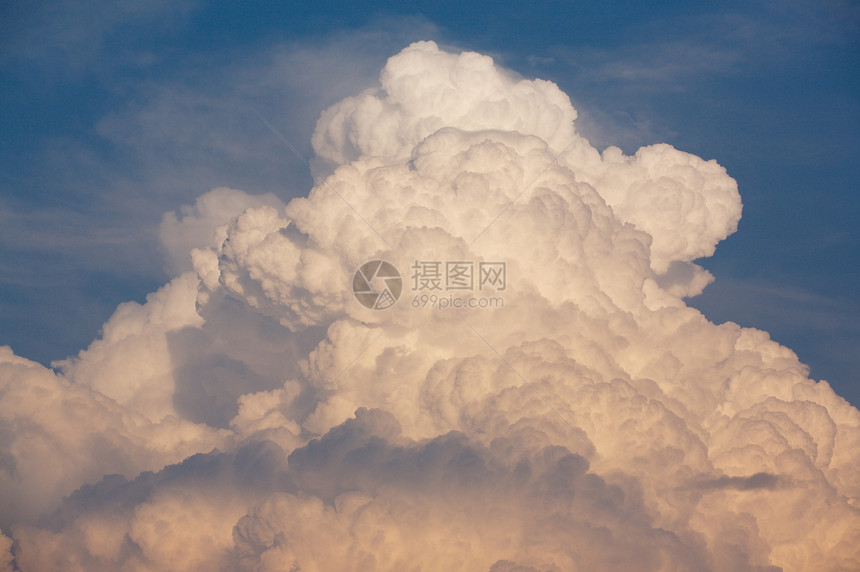 雷雨云白色沉淀冰雹乌云雷雨天空积雨雨云蓝色多云图片