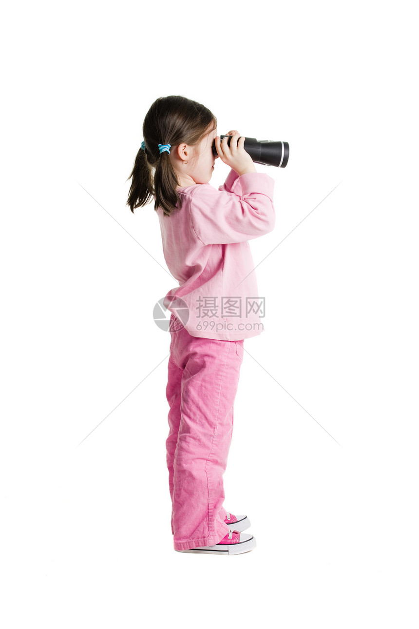 年轻女孩在白色背景上透过望远镜看望外面享受儿童乐趣幸福脆弱性孩子童年喜悦快乐青年图片