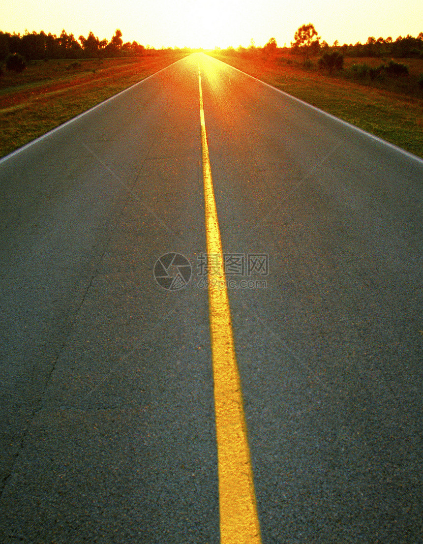 通往美丽日落的开阔道路图片