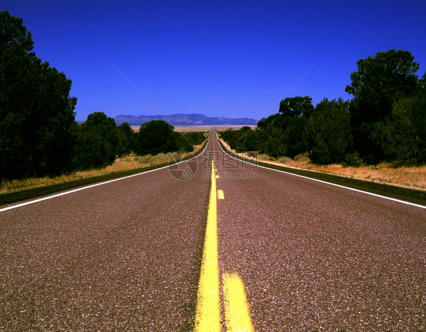 在蓝天空下穿越美国西南的开放公路 穿透美国西南部图片