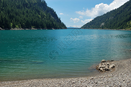 高山湖夏季全景高清图片