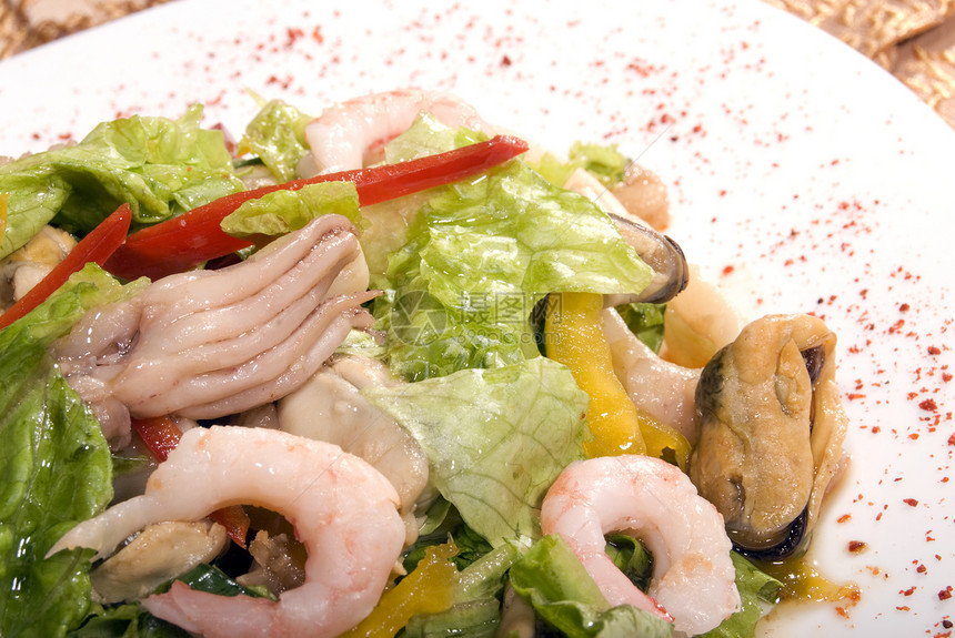 由海鲜制成的沙拉盘子章鱼辣椒餐厅烹饪美食贝类奢华饮食收据图片