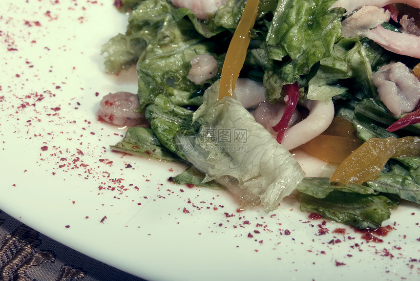 由海鲜制成的沙拉盘子辣椒收据晚餐菜单餐厅美食贝类蔬菜乌贼图片