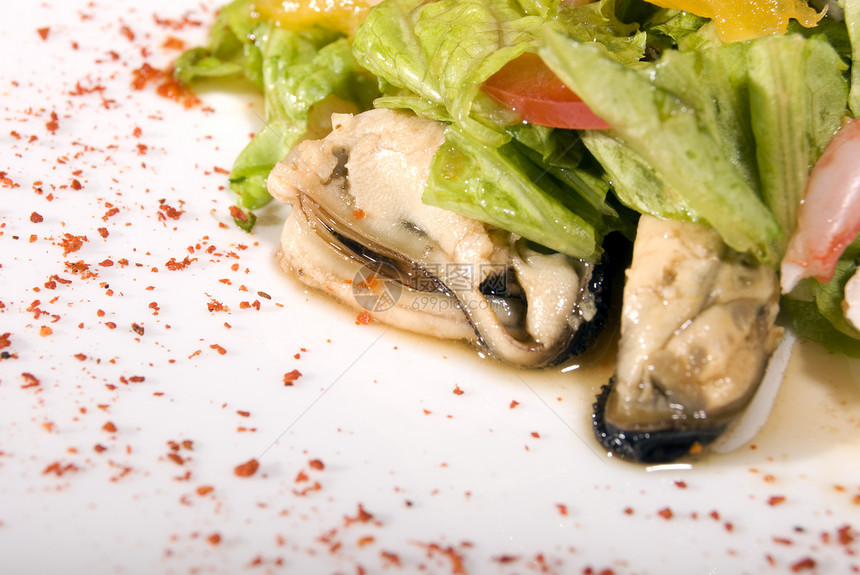 由海鲜制成的沙拉晚餐盘子菜单蔬菜烹饪美食餐厅奢华辣椒章鱼图片