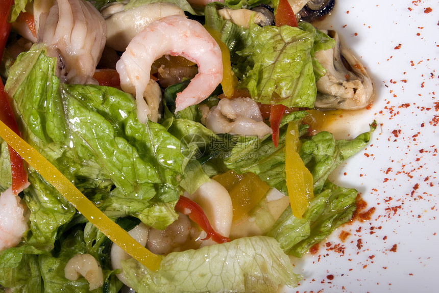 由海鲜制成的沙拉奢华美食晚餐餐厅烹饪乌贼菜单辣椒盘子贝类图片