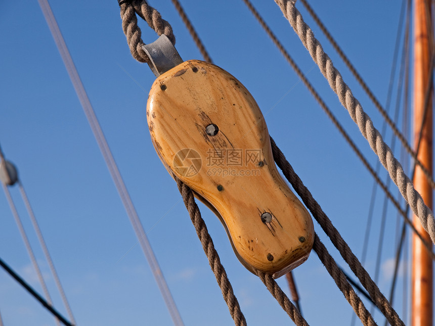 航行背景的帆绳滑轮绳索桅杆甲板血管码头海洋休闲假期帆船木头图片