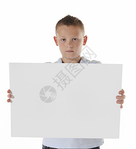 持有空白板的男孩木板男性牌匾空间孩子控制板空白复印背景图片
