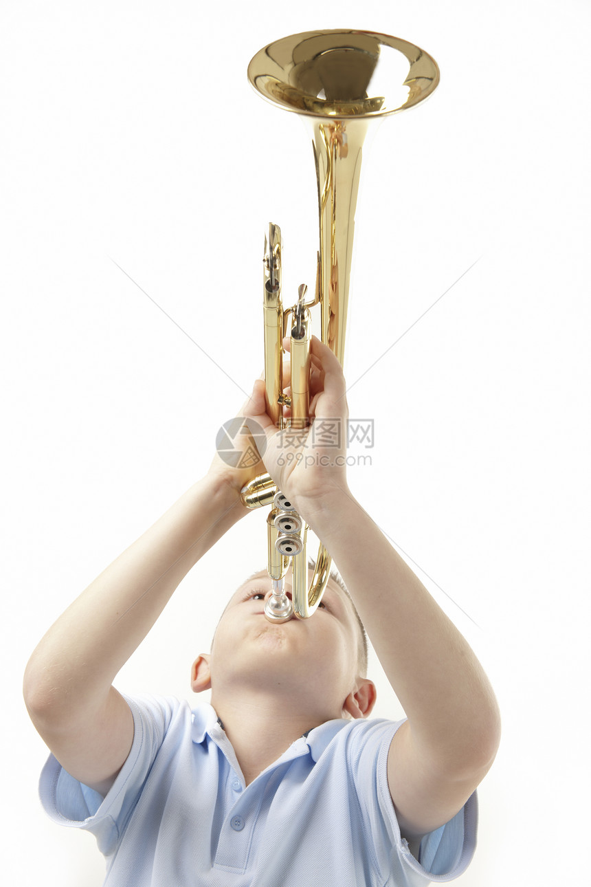 男孩玩号角游戏黄铜喇叭独奏者孩子音乐脸颊童年乐器男性乐队图片