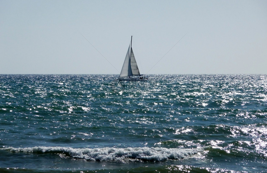 在布赖顿海岸的海上帆船海浪运输风帆蓝色海景天空波浪海洋地平线旅行图片