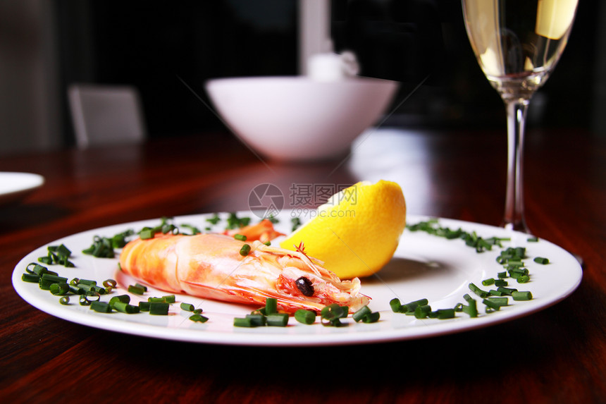 虾和香槟海鲜油炸眼镜黄色盘子红色白色奢华柠檬沙拉图片