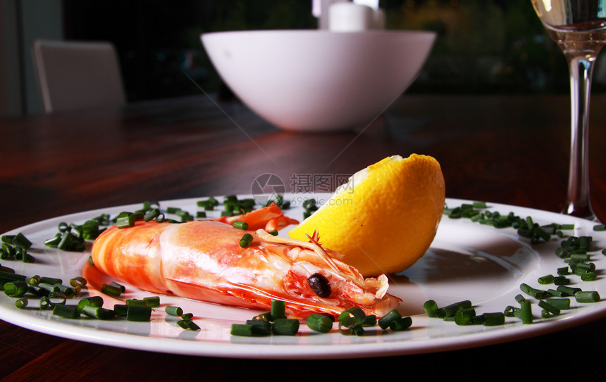 虾和香槟红色眼镜白色海鲜柠檬美食奢华起动机沙拉贝类图片