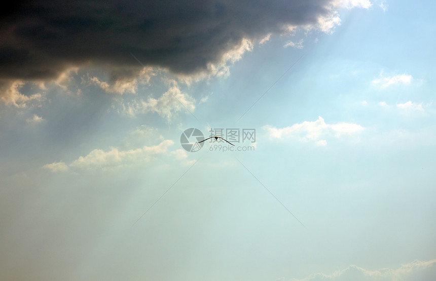 天空背景气象季节太阳阳光宗教微光草地射线蓝色天气图片