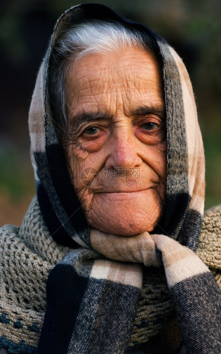 希腊老夫人旅行智慧退休生活村庄奶奶老年民间农民裙子图片