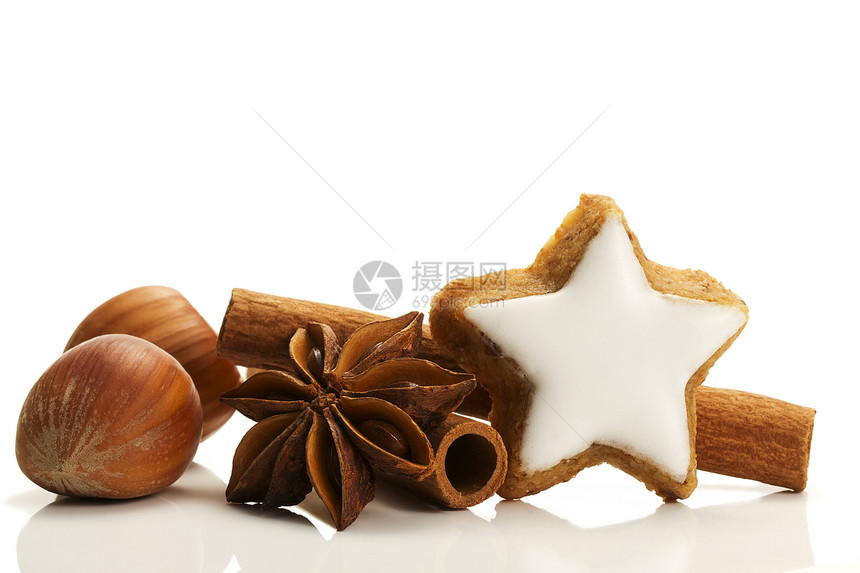 恒星形状的肉桂饼干 肉桂棒和栗子图片