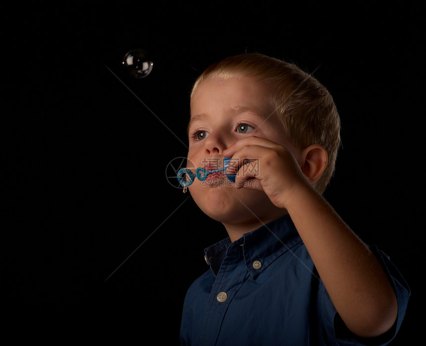 肥皂泡沫好玩水平泡泡棒男生享受孩子游戏乐趣气泡图片