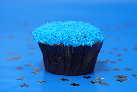 纸杯蛋糕蓝色星星小吃男性纸屑生日蛋糕磨砂背景图片