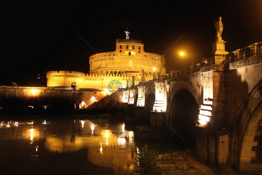 意大利罗马Castel SantAngelo之夜建筑地标旅游城堡宗教全景景观雕像雕塑堡垒图片