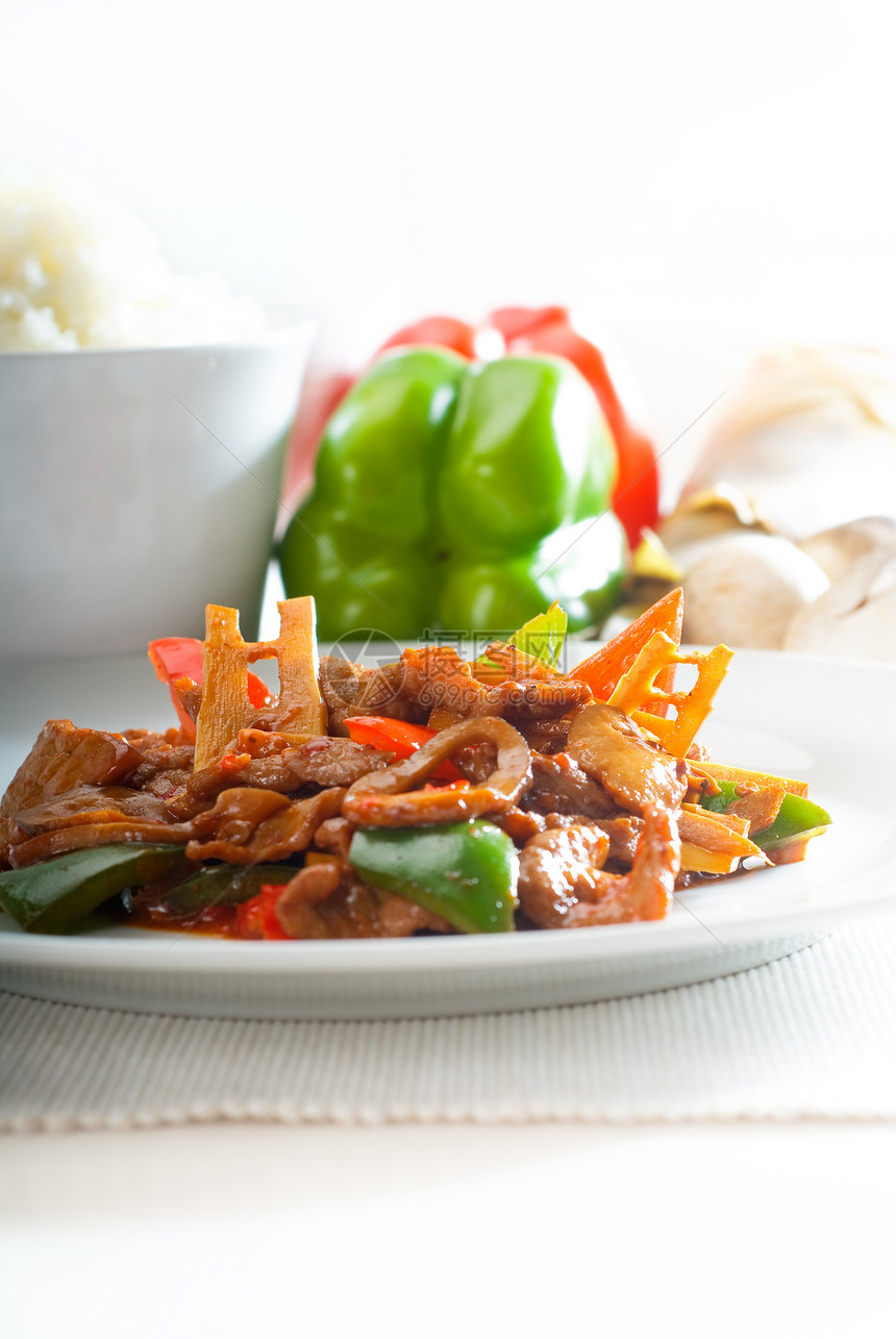 中国牛肉蔬菜和牛肉油炸洋葱红色黑色盘子午餐胡椒白色健康美食图片
