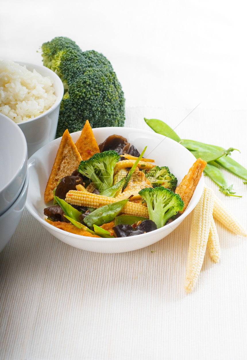 豆腐和蔬菜食物洋葱竹子营养油炸盘子玉米胡椒午餐豆子图片
