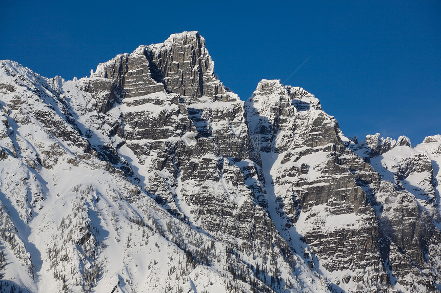 冬季山悬崖首脑岩石蓝天山峰冻结荒野山脉山口图片