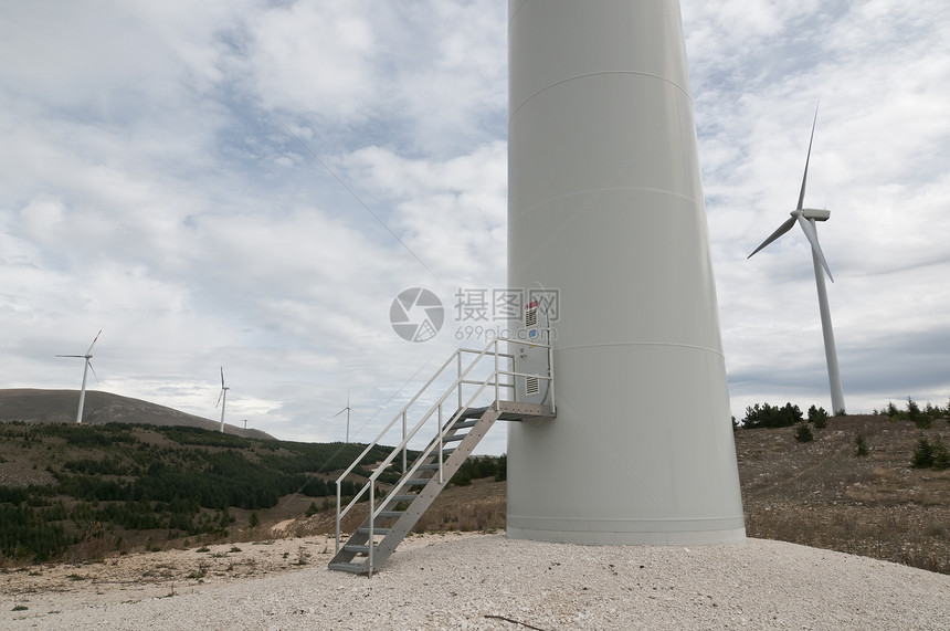 叶子能量 风力发电 通过风力涡轮机白色金属蓝色力量风车螺旋桨发电机生态旋转翅膀图片