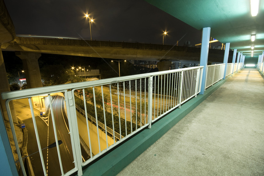 在现代城市的拐桥上 高速公路交通站位于纽约天际汽车景观场景戏剧性商业车辆驾驶交通速度图片