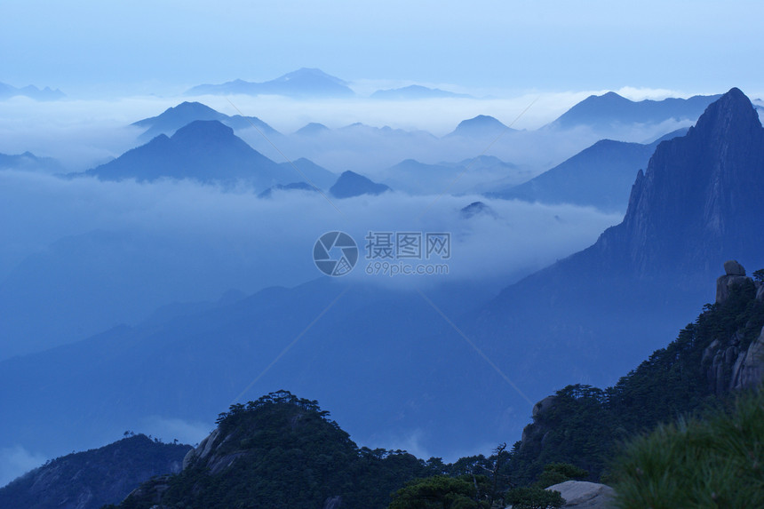 山青山的云与雾世界遗产薄雾图片