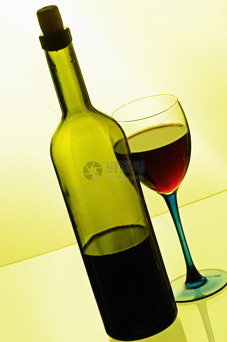 瓶酒飞溅液体空白软木酒杯餐具标签反射瓶子红色图片