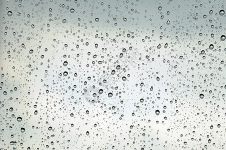 滴在窗户上雨滴液体水滴天气灰色玻璃宏观背景图片
