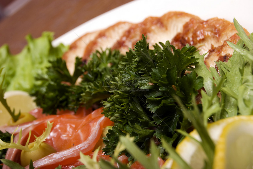肉鱼开胃菜海鲜美味美食油炸牛肉鳟鱼盘子沙拉服务菜单图片
