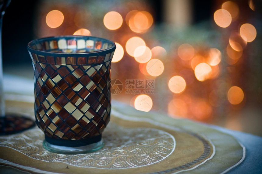 漂亮的背景上的空旧杯子装饰品市场咖啡宝藏金子石器陶瓷蓝色饮料服务图片