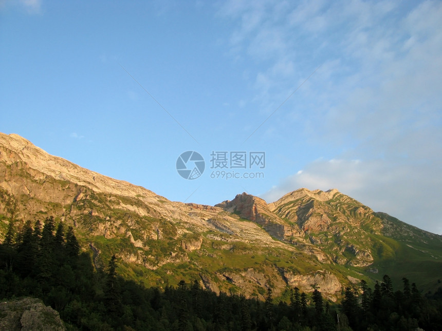 山山脉旅行山丘斜坡全景解脱文件天空轨道路线植被图片