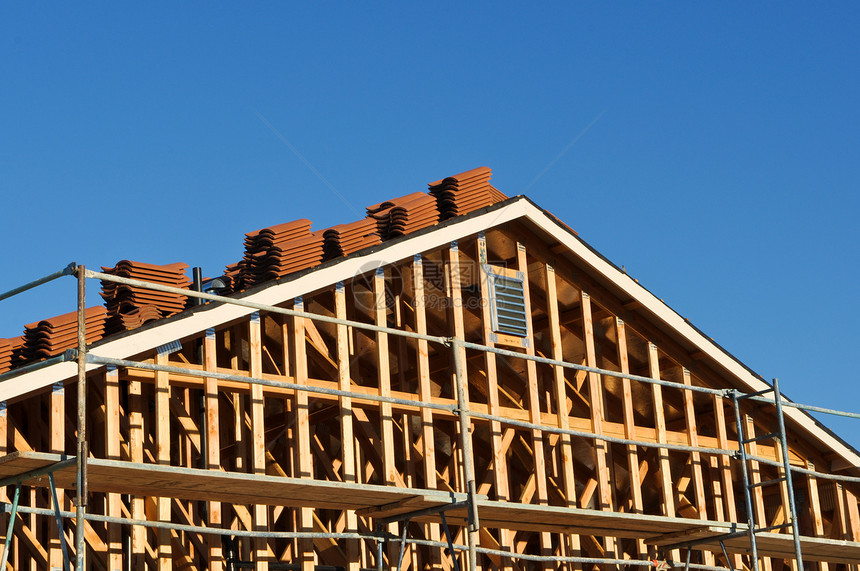 新建住房建设中房子木材屋顶蓝色桁架托梁细分木工项目不动产图片
