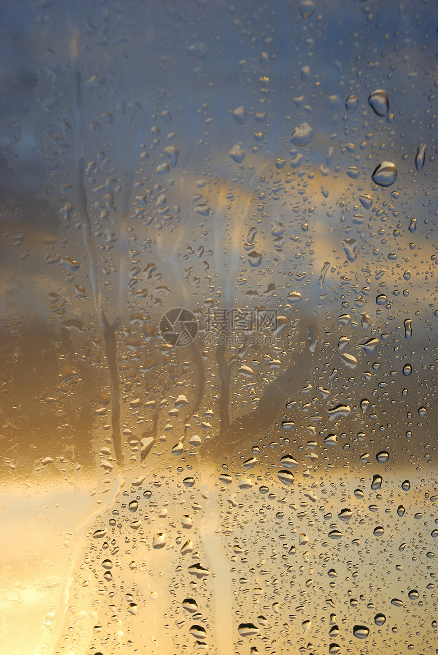 窗口的凝聚水滴湿度水样天气窗户天空墙纸雨量眼镜蒸气图片