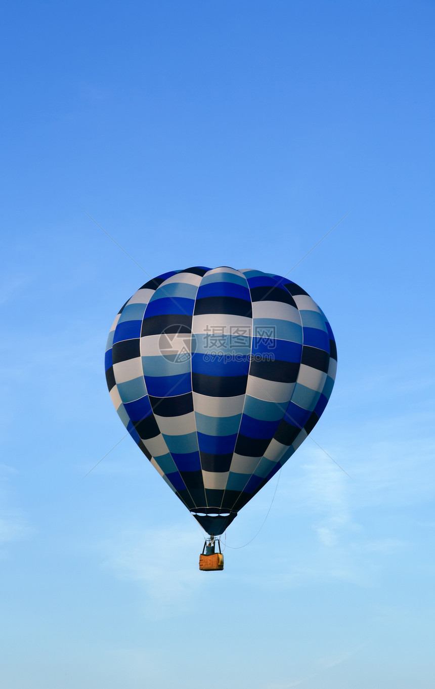 天空中的蓝色热气球图片