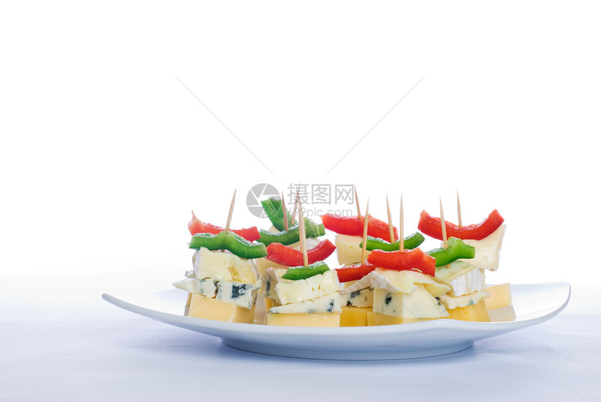 配三种奶酪的干酪小吃红色牙签营养羊乳白色盘子拼盘黄色蓝色辣椒图片