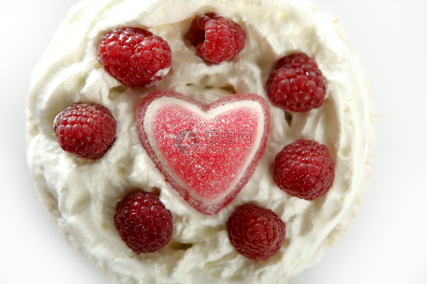 果冻奶油蛋糕和草莓甜点覆盆子水果庆典食物派对白色粉色奶油状周年图片