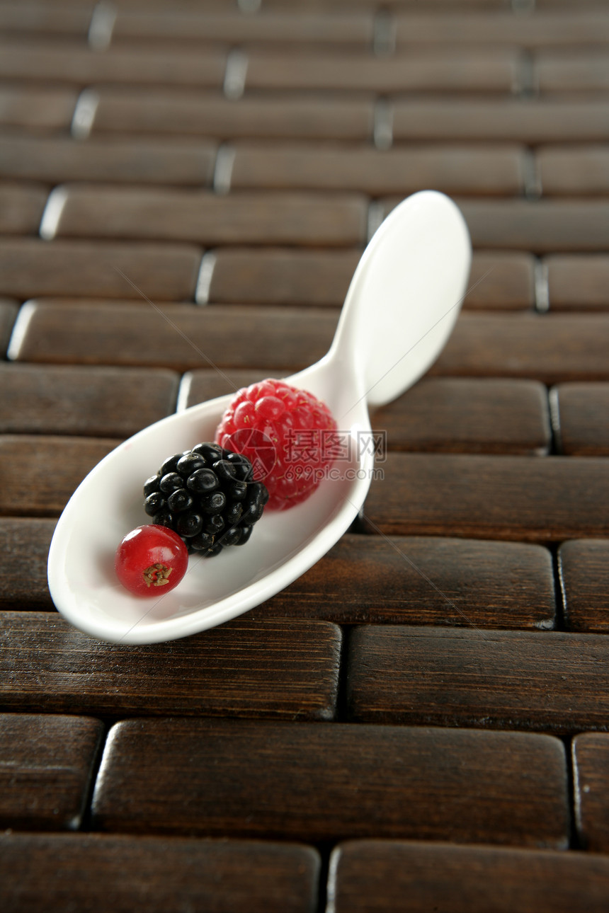 白勺子的葡萄干美食小吃节食甜点白色饮食醋栗浆果红色营养图片