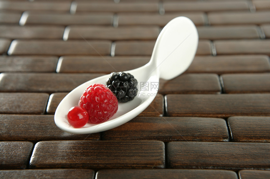 白勺子的葡萄干浆果节食营养甜点工作室白色美食饮食小吃红色图片