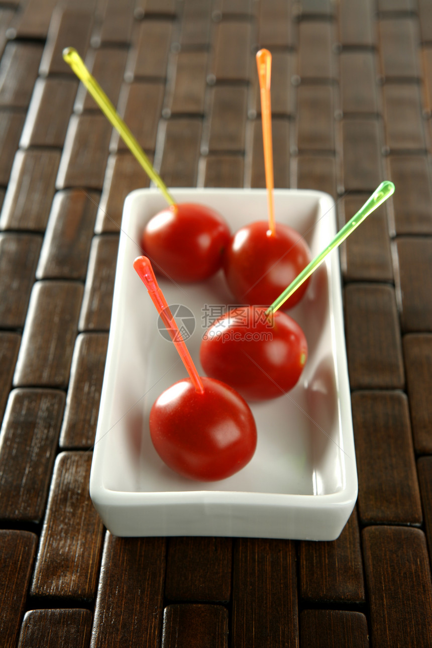 番茄零食和彩色棒棒红色桌子营养食物蔬菜熟食绿色美食午餐小吃图片