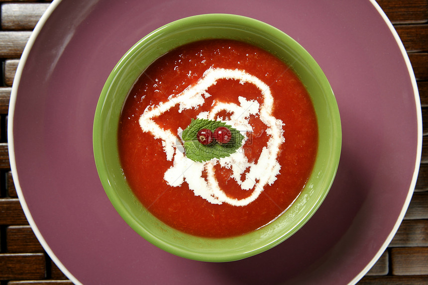 番茄汤 配有面包和红酒沙拉美食餐厅菜单草药盘子饮食营养服务奶油图片