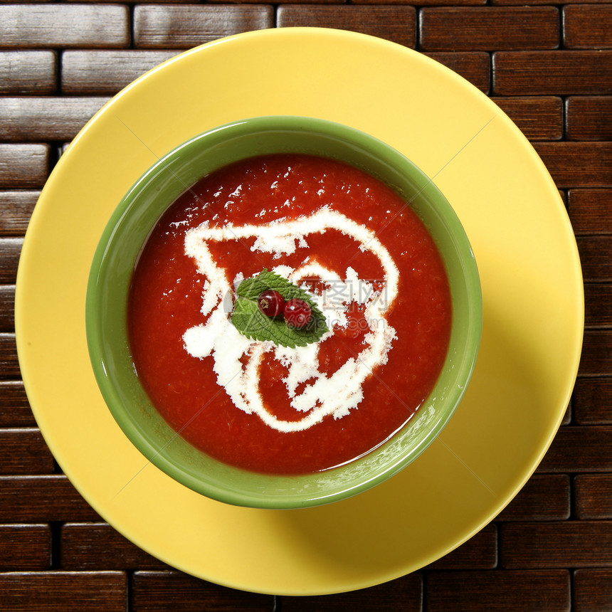 番茄汤 配有面包和红酒草药蔬菜营养起动机奶油餐厅健康香料服务饮食图片