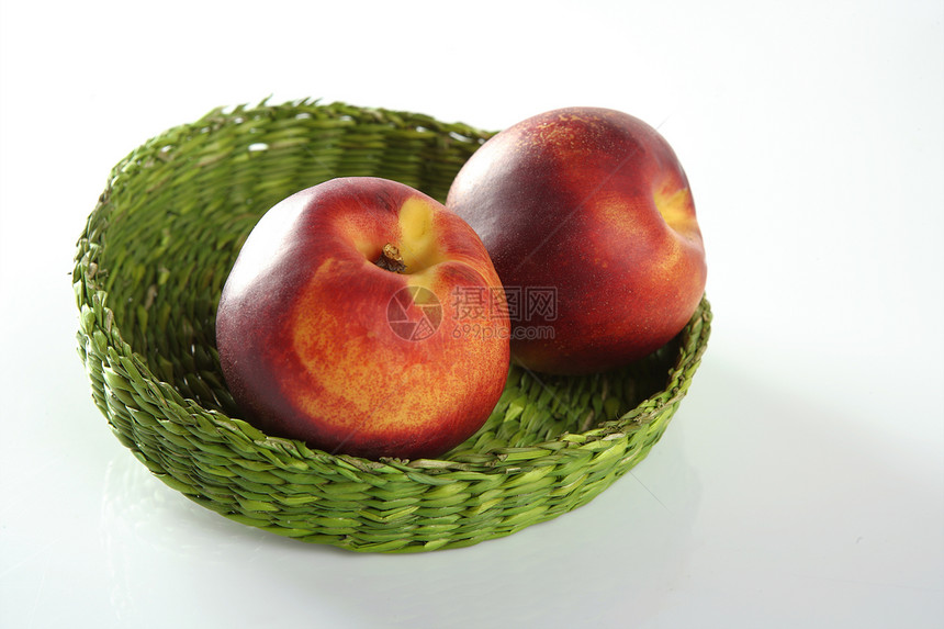 绿篮子里有两个红桃子厨房营养白色饮食红色甜点绿色食物图片