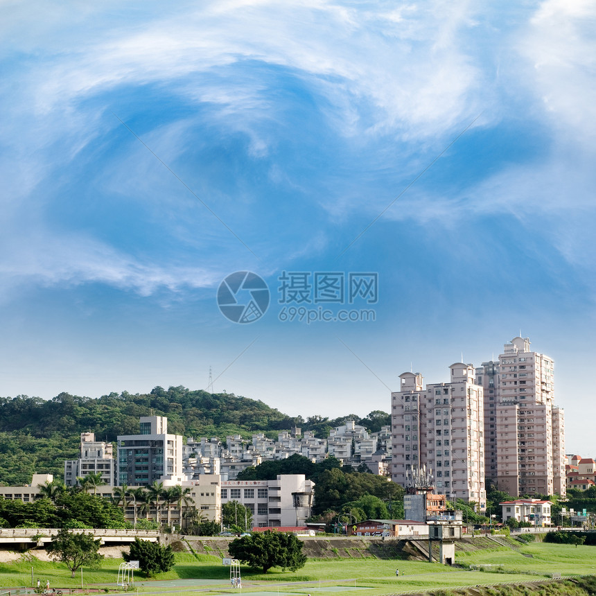 和蓝色的天街道摩天大楼公园地标晴天天际建筑天空景观市中心图片